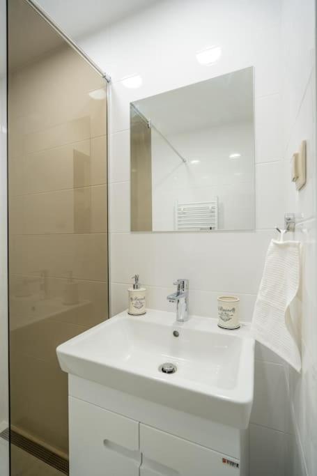 Top Location Central New & Spacious 3 Bdr Apt Medical Academy Sofia Exterior photo